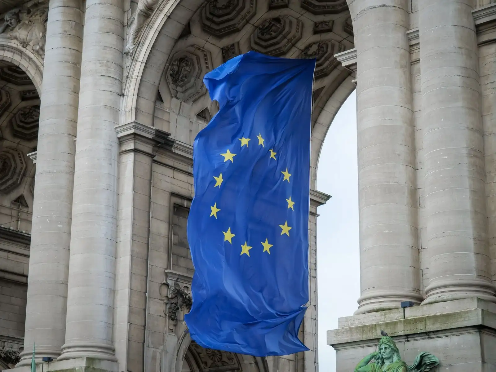 Drapeau de l'Union européenne sous les arcades du Cinquantenaire à Bruxelles