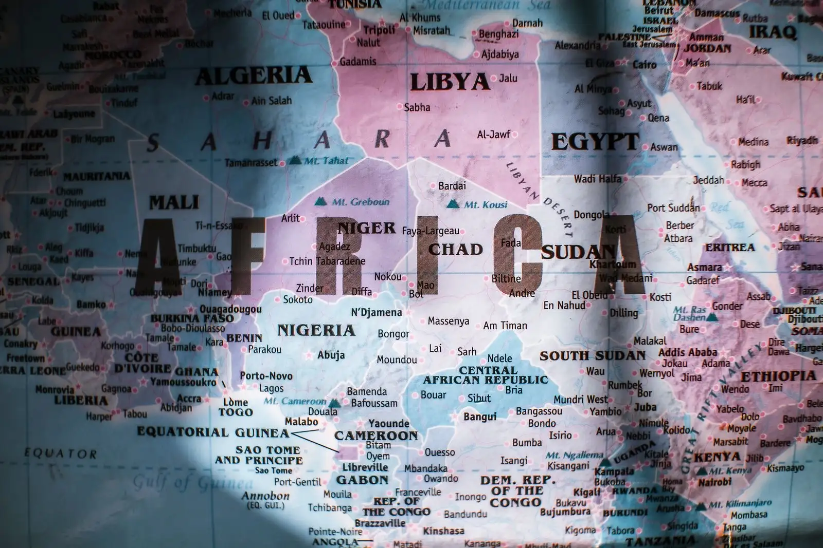 Carte murale de l'Afrique en gros plan, centrée sur le Cameroun, le Gabon, le Tchad, la Centrafrique et les deux Congo