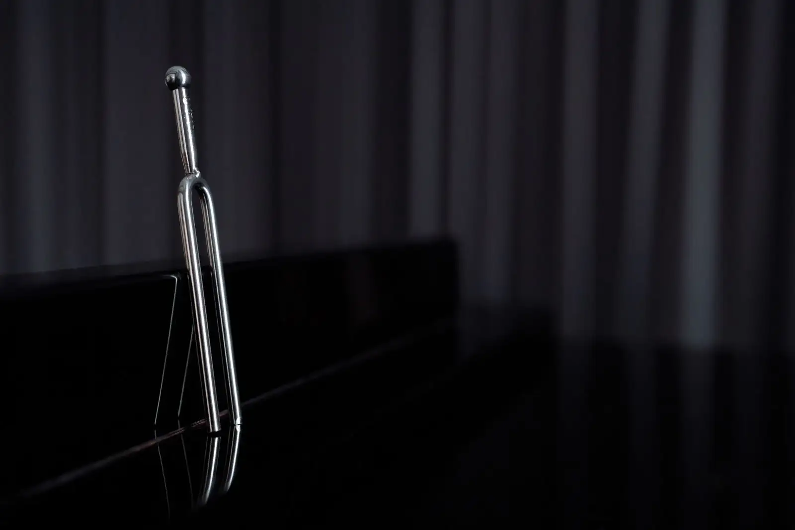 Diapason métallique posé sur une surface noire, l'instrument utilisé pour tester l'audition
