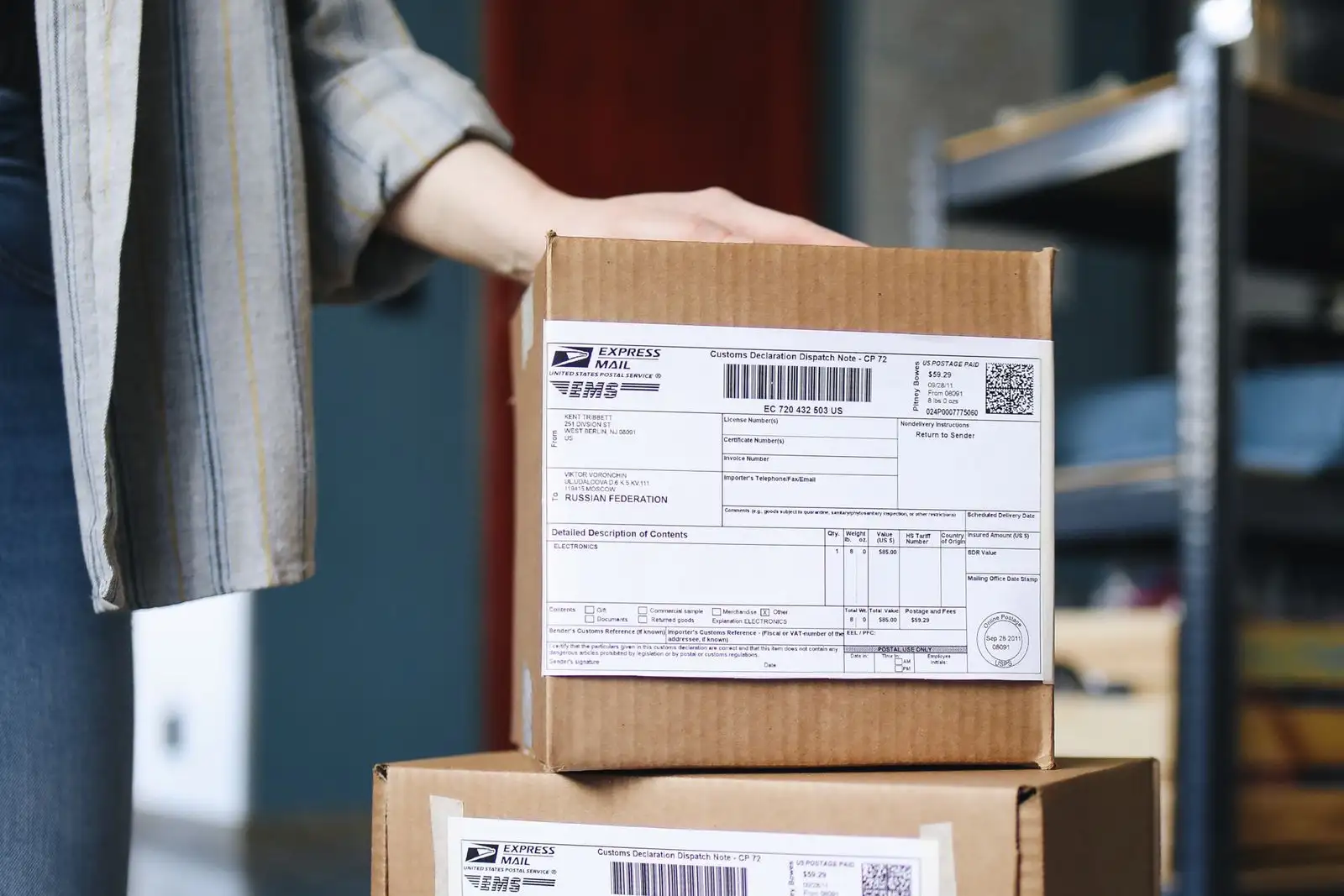 Colis en carton portant une déclaration en douane CP 72 avec code-barres, posés l'un sur l'autre