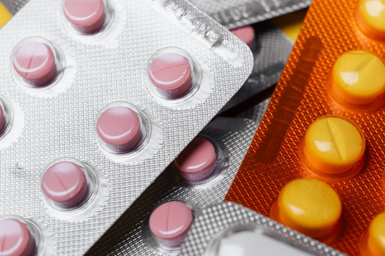 Plaquettes de comprimés en gros plan, des médicaments autorisés et remboursables, ce que n'est pas un produit au CBD