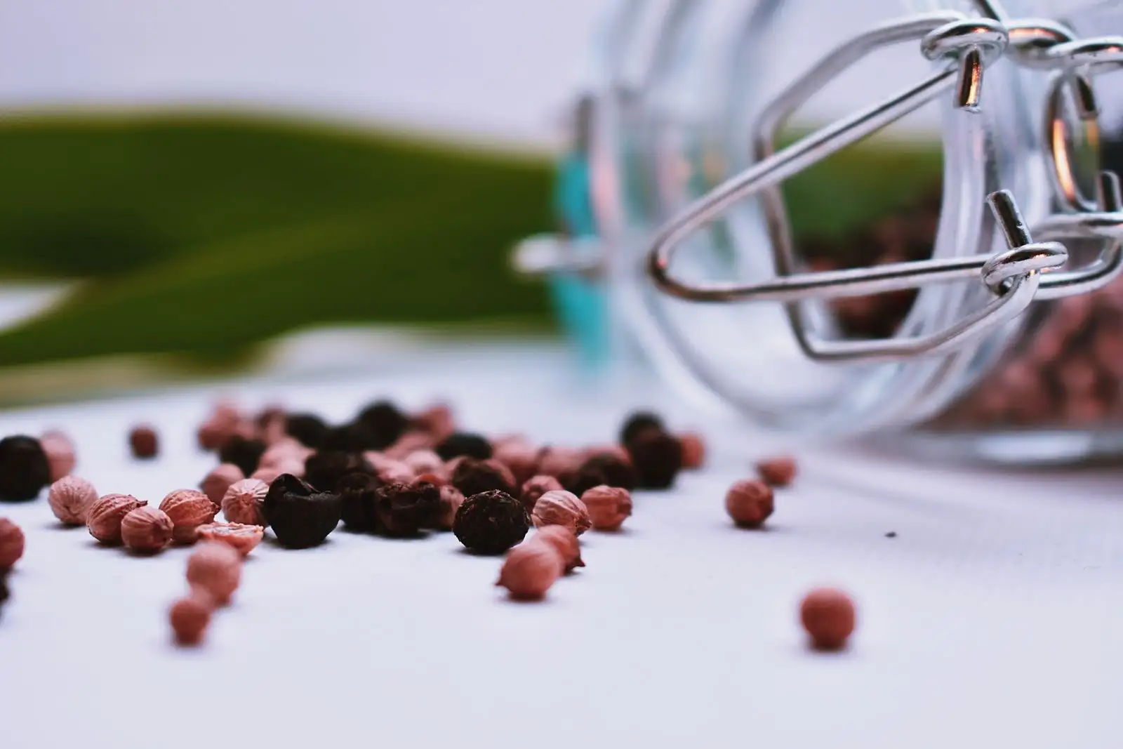 Grains de poivre noir et rose en gros plan, une épice riche en bêta-caryophyllène
