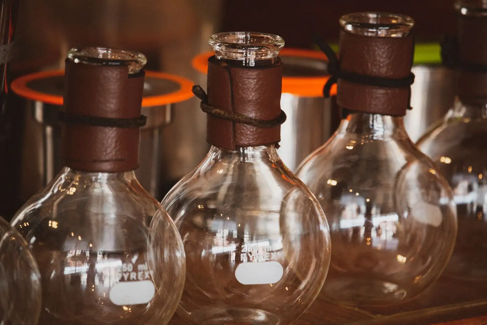 Ballons de verre de laboratoire posés sur des chauffe-ballons, le matériel d'une synthèse chimique