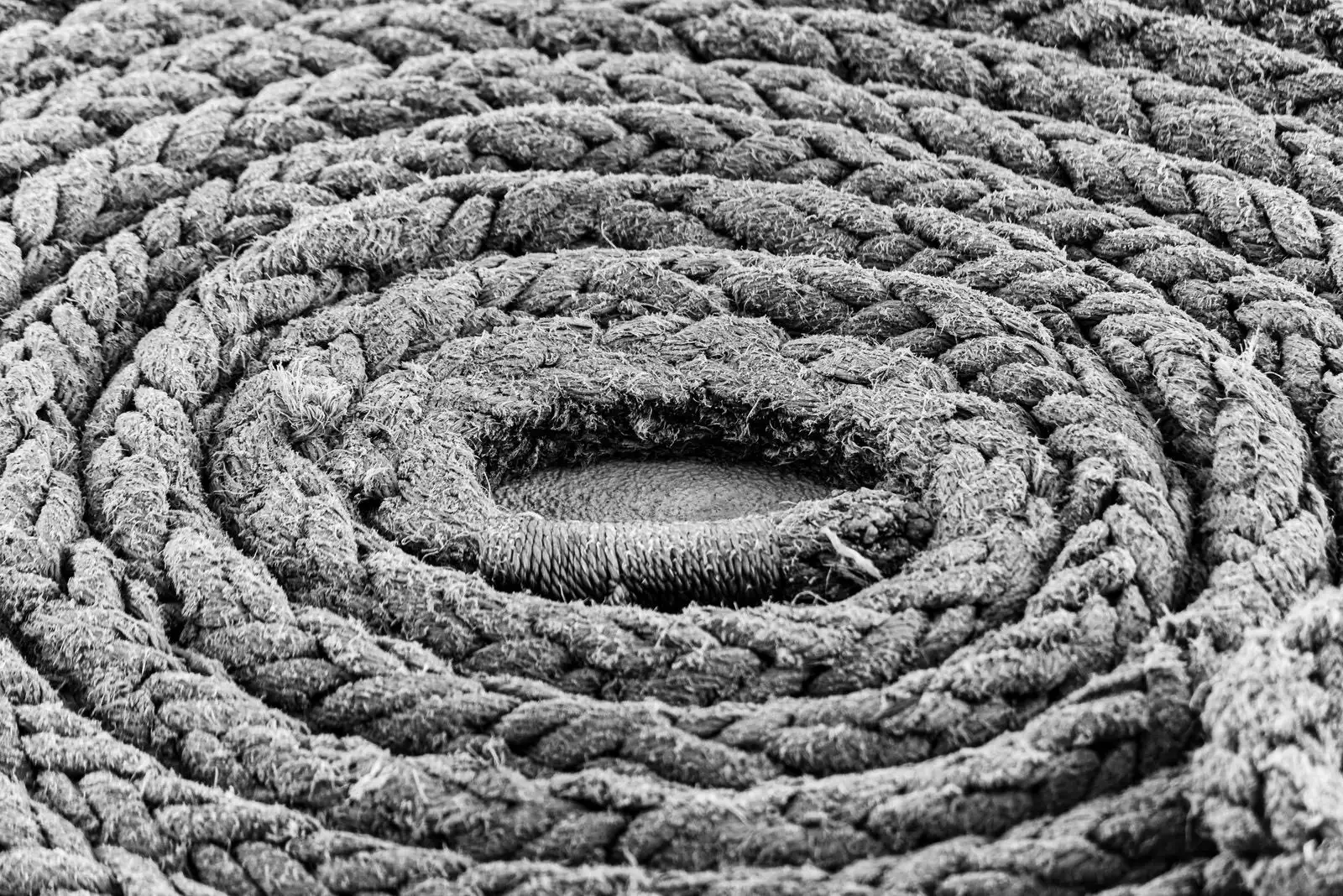 Cordage tressé enroulé sur lui-même, vu de près en noir et blanc