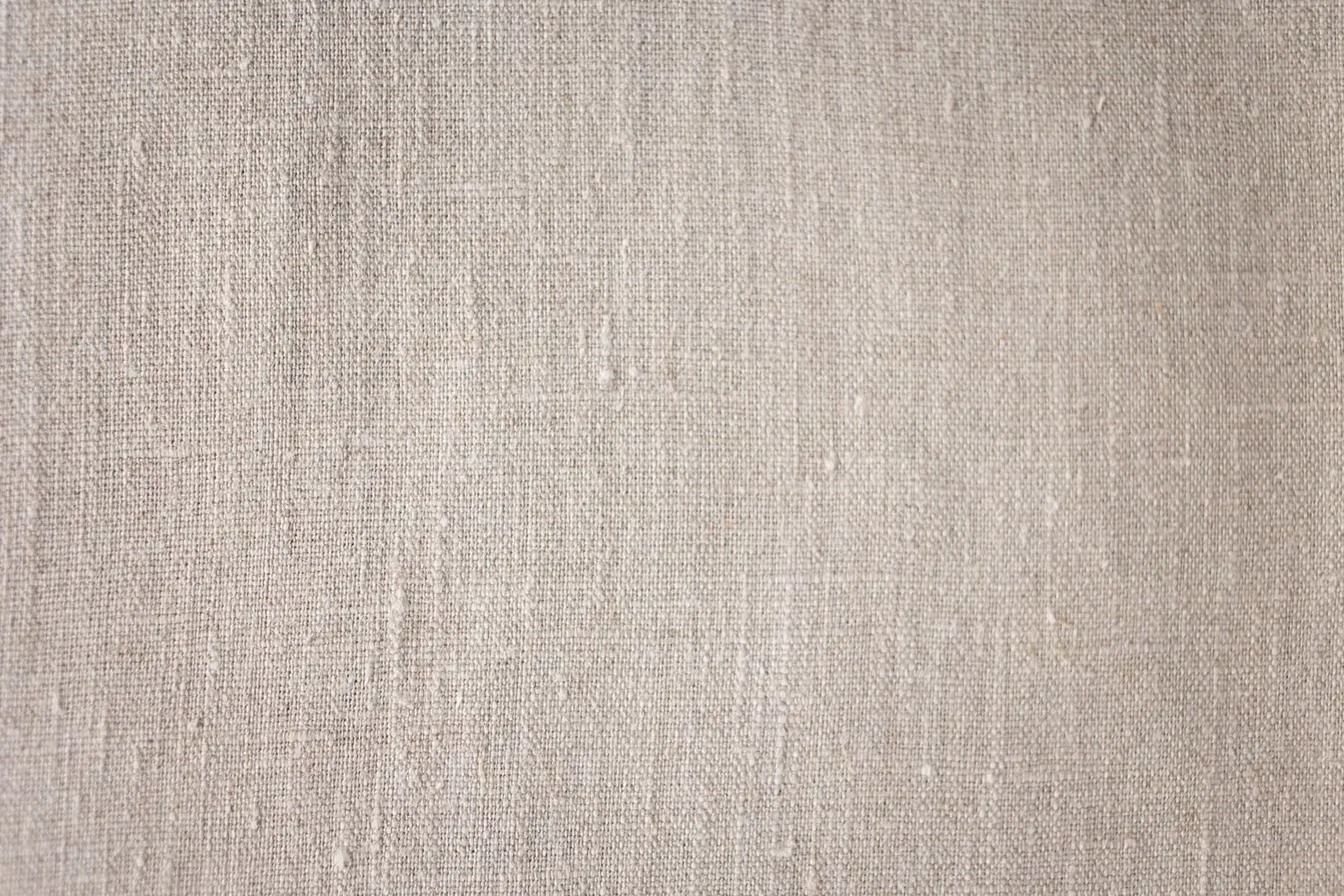 Toile écrue en fibres végétales vue de près : à l'œil, rien ne distingue le chanvre du lin