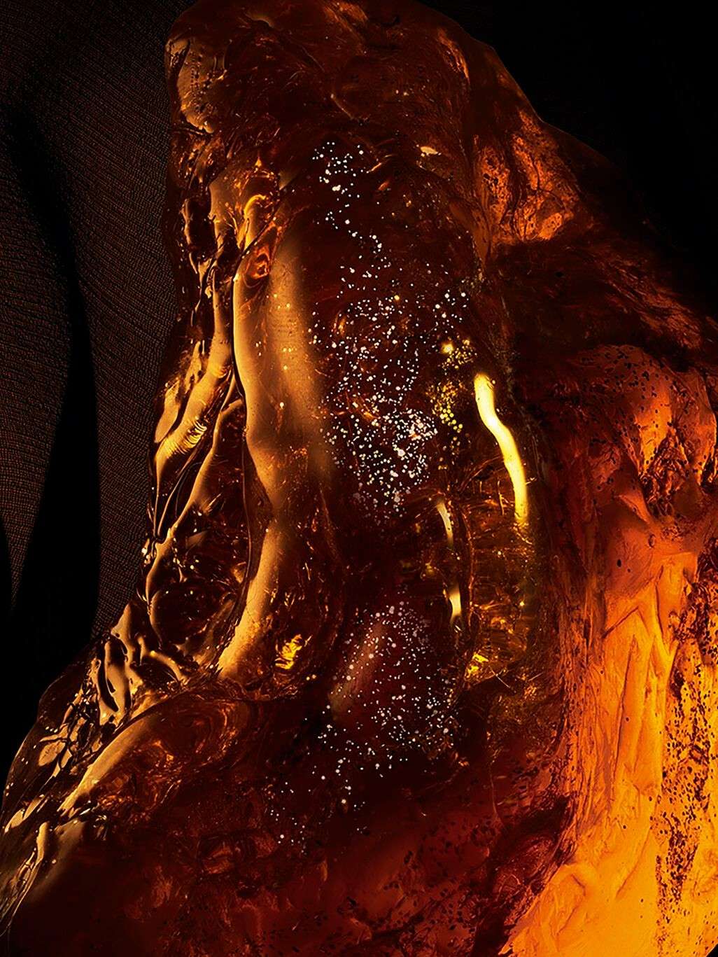 Gros plan macro d'une résine ambrée translucide