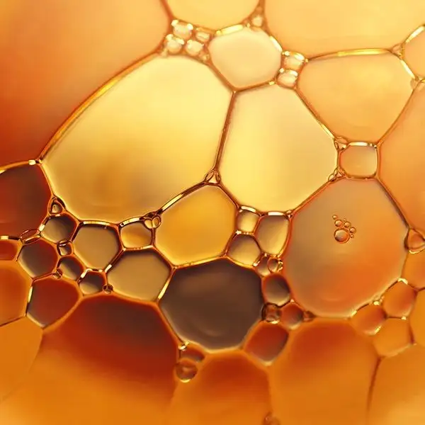 Gros plan macro de bulles d'huile dorées