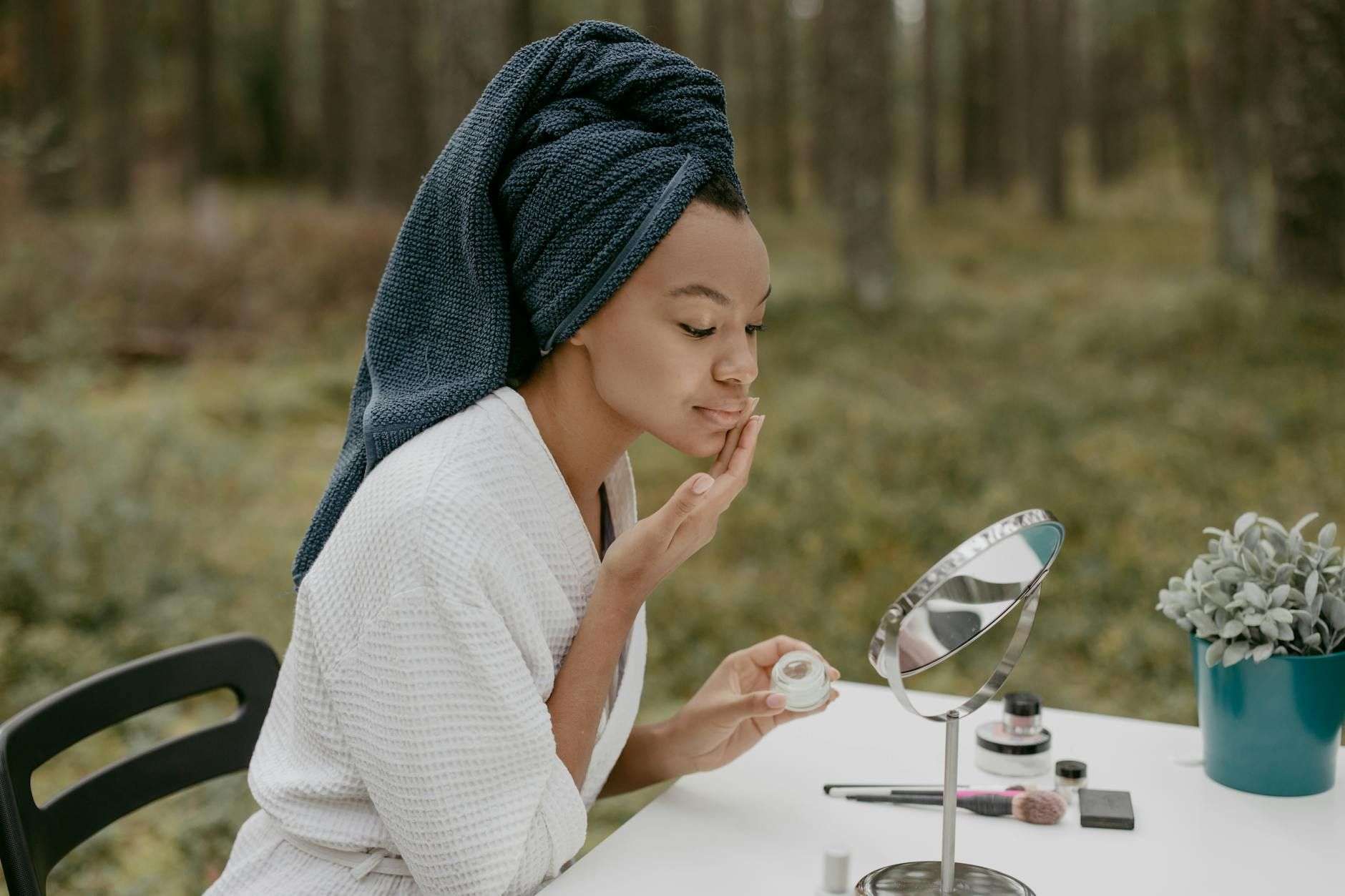 CBD en cosmétique : ce que la peau en fait et ce que la loi autorise