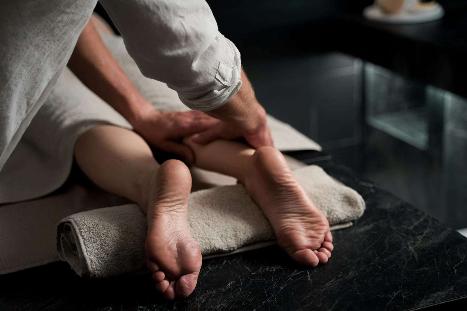 Douleurs aux pieds — causes courantes et rituels d'autosoin