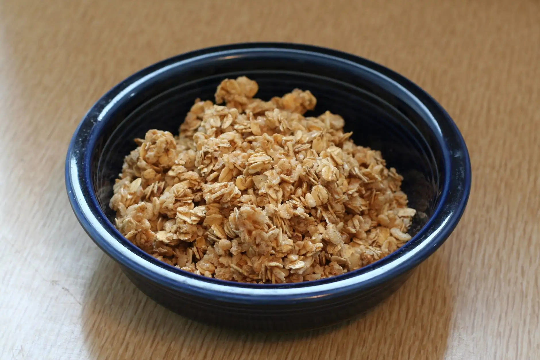 Bol de granola maison aux flocons dorés.