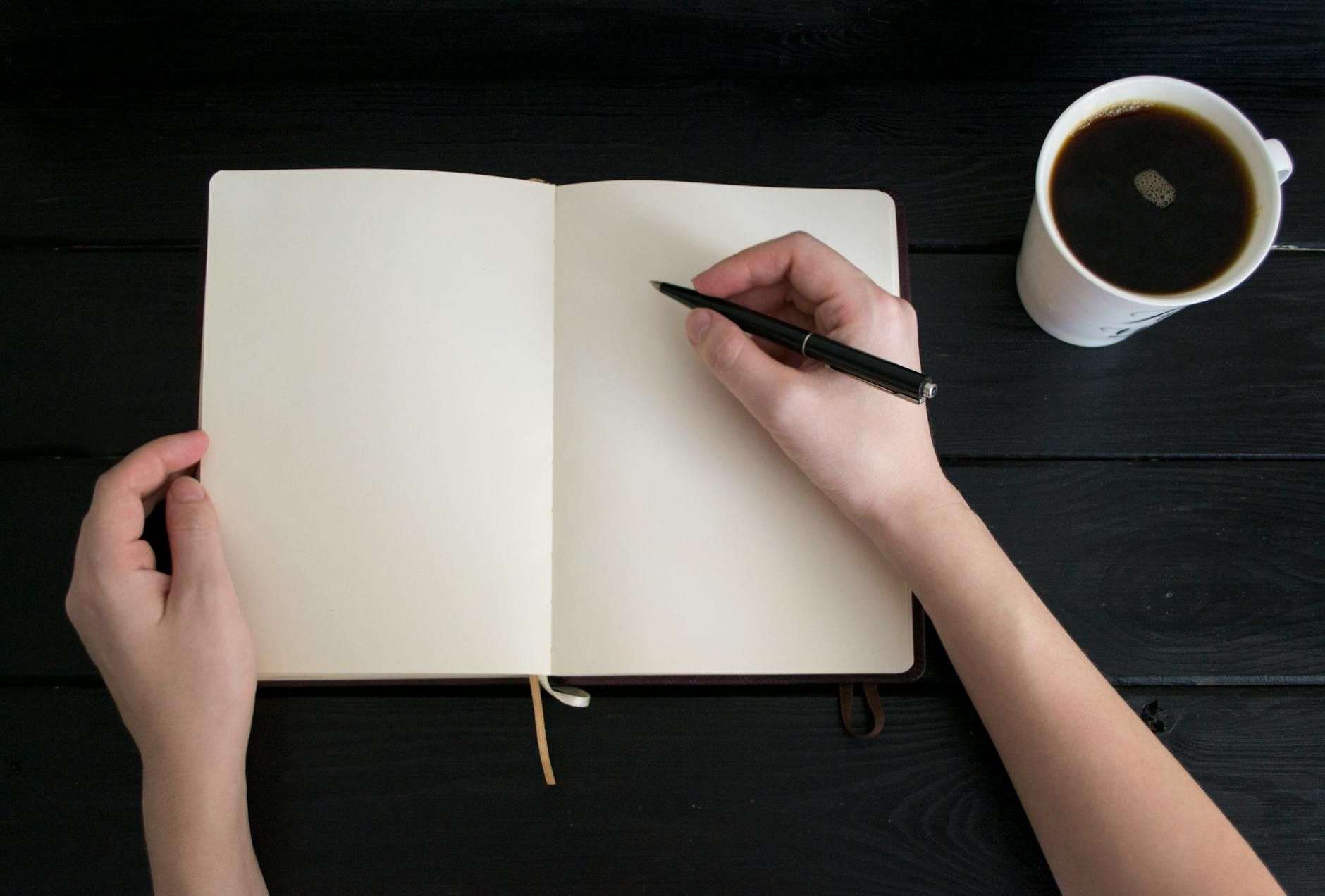 Le journal de 5 minutes : une routine bien-être simple