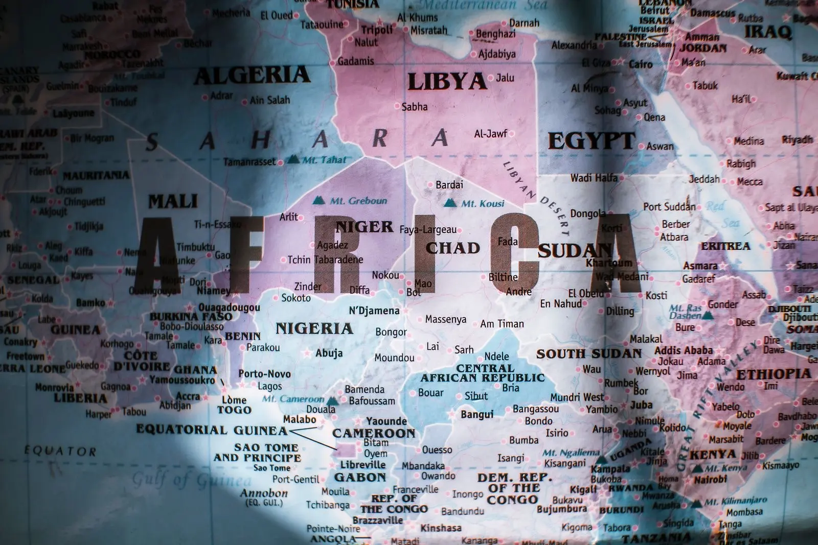 Carte murale de l'Afrique en gros plan, centrée sur le Cameroun, le Gabon, le Tchad, la Centrafrique et les deux Congo
