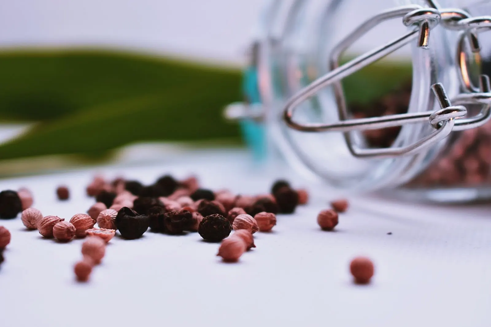 Grains de poivre noir et rose en gros plan, une épice riche en bêta-caryophyllène