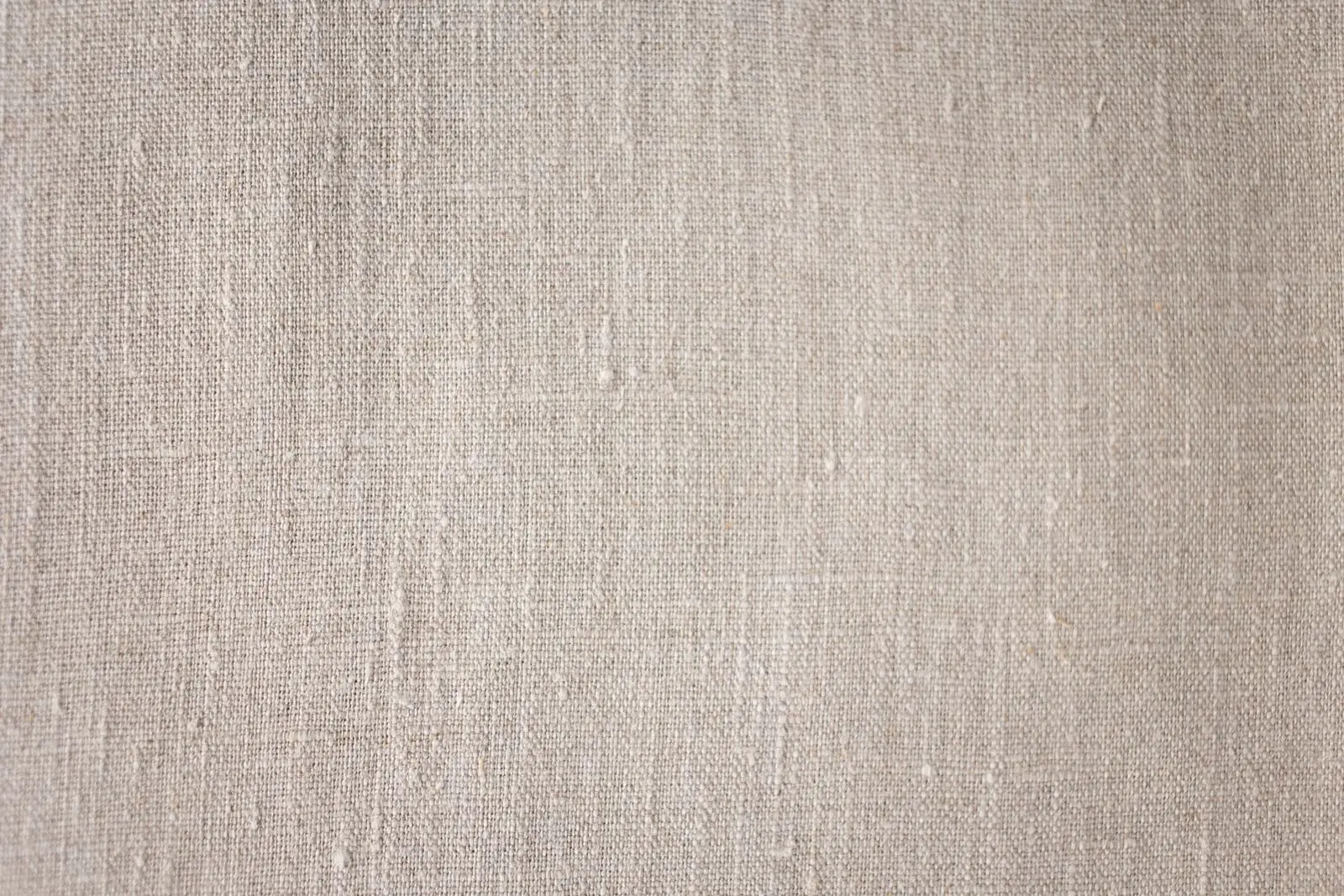 Toile écrue en fibres végétales vue de près : à l'œil, rien ne distingue le chanvre du lin