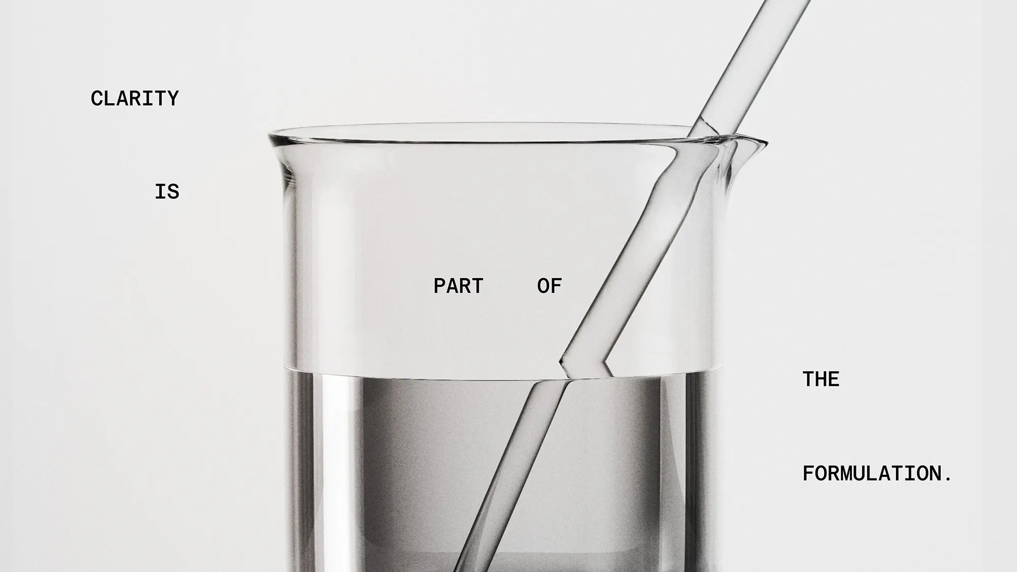 Bécher de laboratoire rempli d'un liquide clair, baguette de verre en biais - légende « Clarity is part of the formulation »