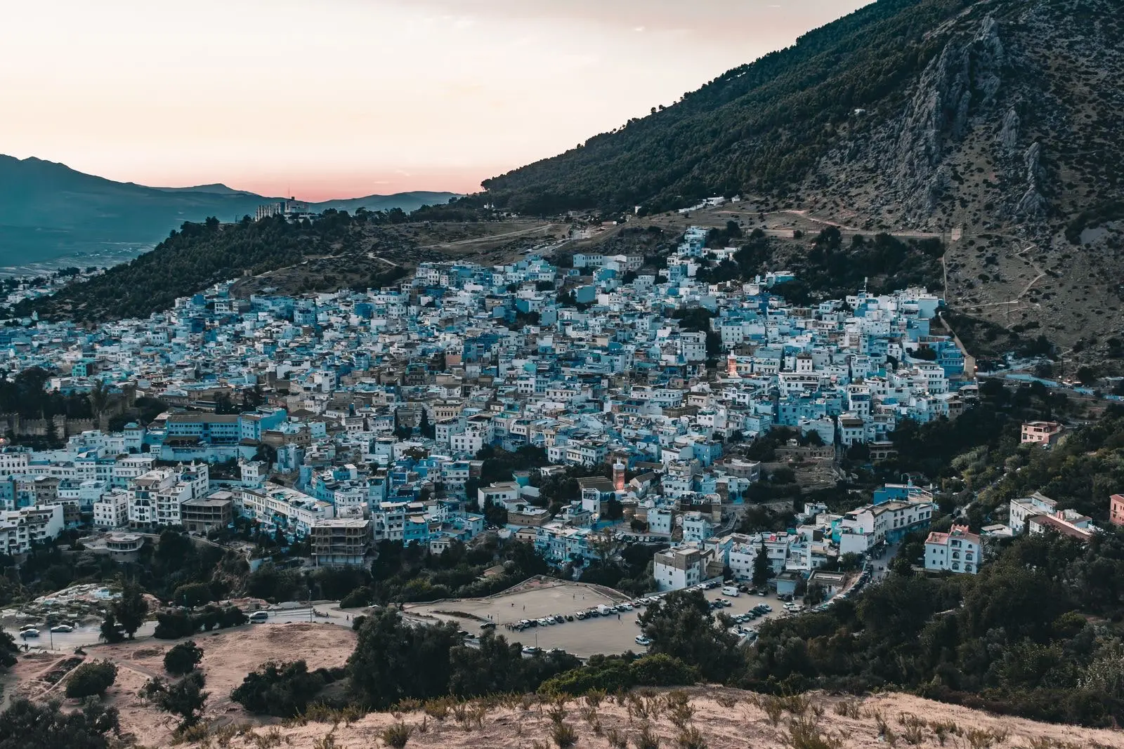 La ville de Chefchaouen au pied des montagnes du Rif, au crépuscule, dans l'une des trois provinces où la culture légale est autorisée