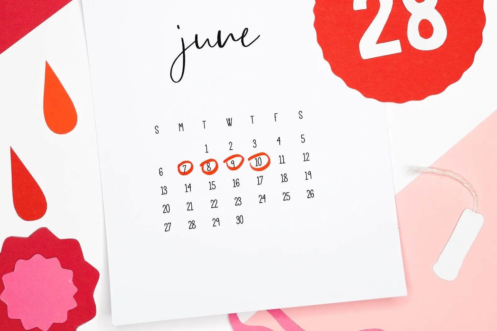 Calendrier papier du mois de juin, quatre jours entourés en rouge pour noter les règles