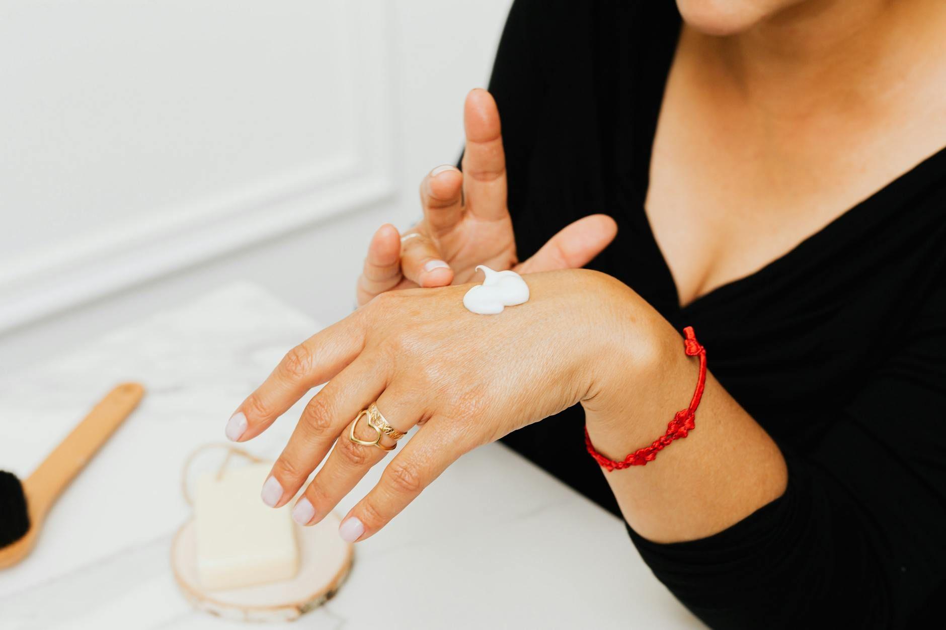 Gestes de confort articulaire illustrant la recherche sur le CBD et la fibromyalgie