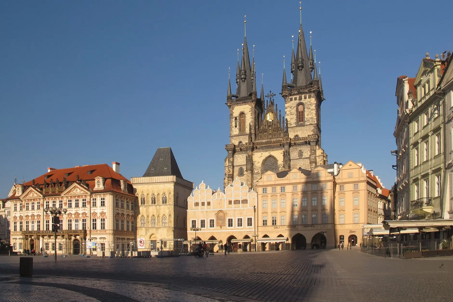 La place de la Vieille-Ville de Prague et l'église Notre-Dame de Týn.