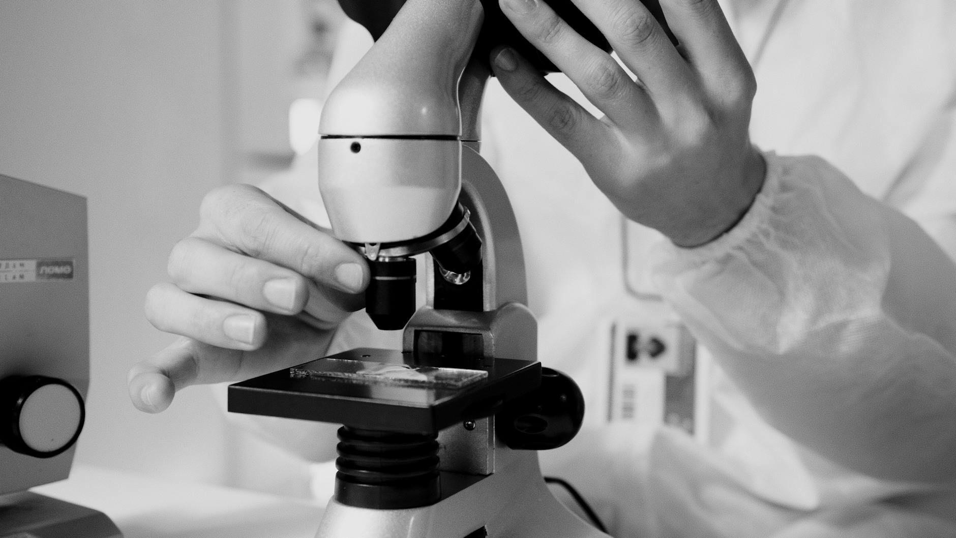 Flacons et matériel d'étude clinique évoquant la recherche sur les effets secondaires du CBD