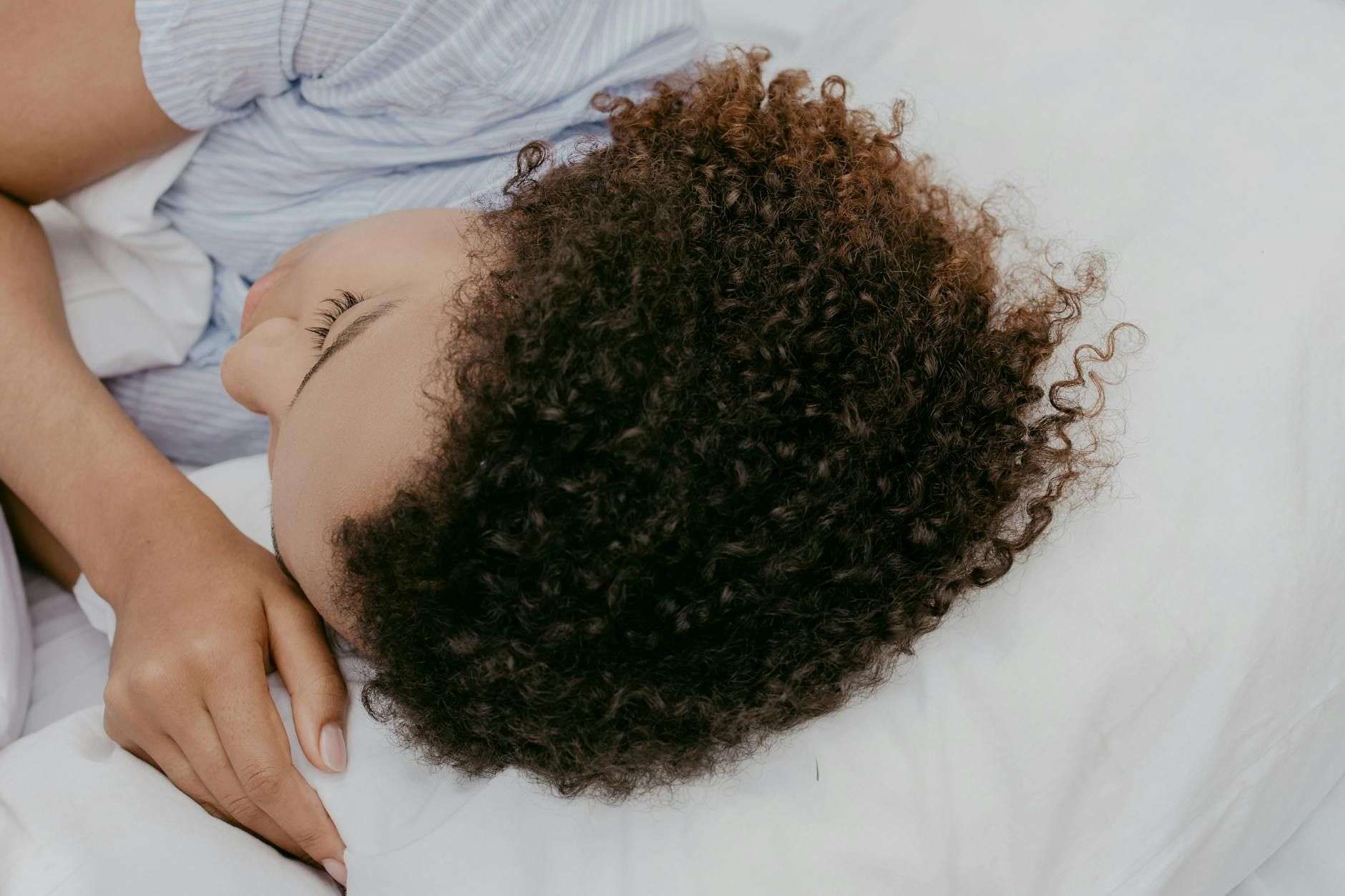 Dormir avec mal de dos : positions et conseils utiles