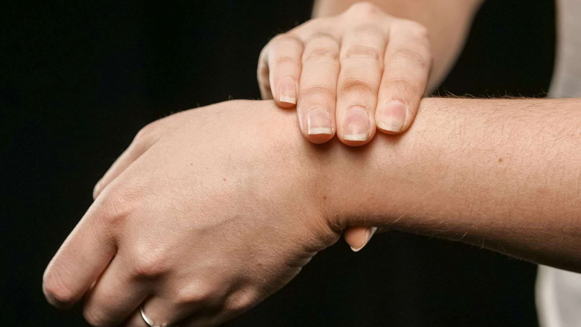 Douleurs des mains et des poignets — rituels de bien-être au CBD